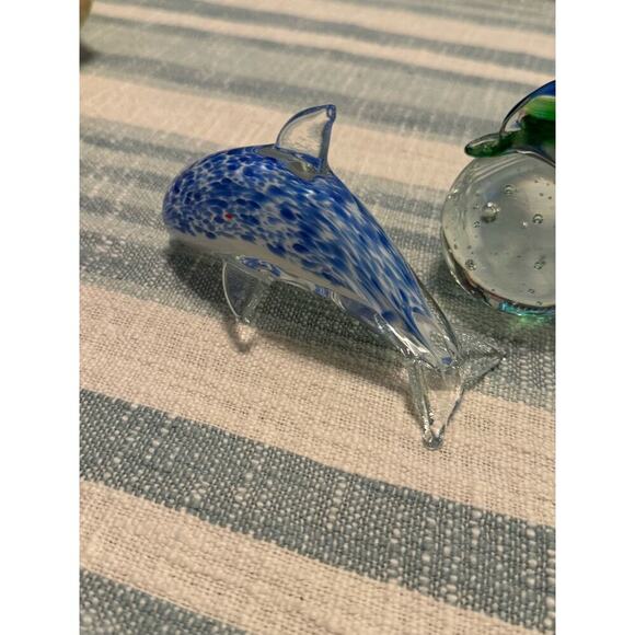 Two glass dolphin paperweights - Picture 2 of 11